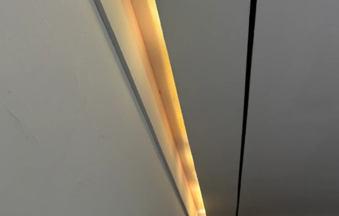燈帶發(fā)光不均勻2.JPG 燈帶發(fā)光不均勻2.JPG